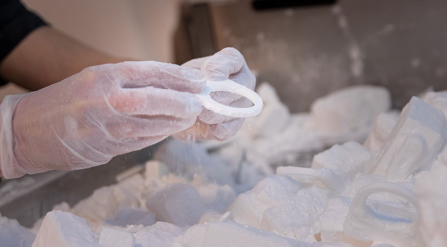Close-up and hænder i 3D-print pulver